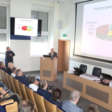 przemawiający profesor Poloński do zebranej publiczności