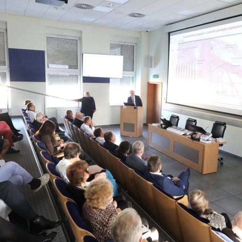 Profesor Gąsior podczas wykładu dla zebranej publiczności