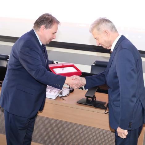 Uścisk dłoni dwóch profesorów