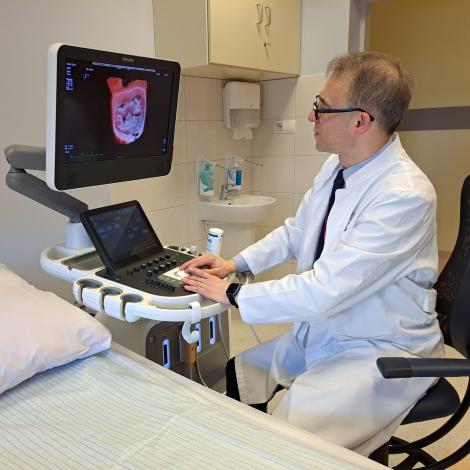 Dr T. Niklewski przegląda badania
