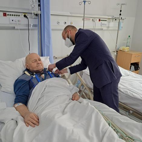 Odznaczenie przypina dr M. Wenklar z IPN w Krakowie