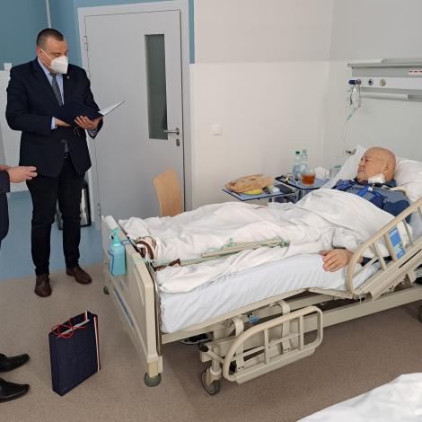 R. Dyrcz odczytuje akt nadania odznaczenia 