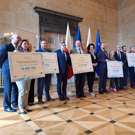Przedstawiciele wszystkich śląskich szpitali, które otrzymały promesy