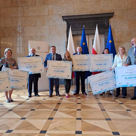 Przedstawiciele szpitali klinicznych Śląskiego Uniwersytetu Medycznego z czekami