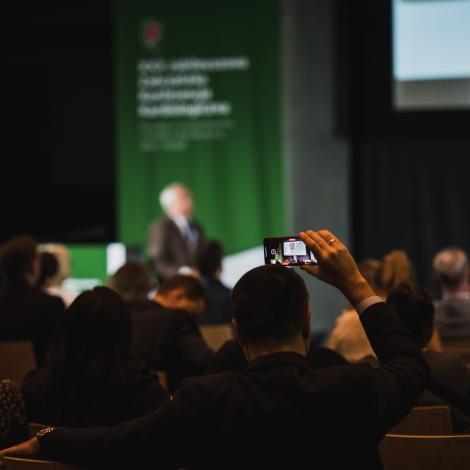 Sala podczas prezentacji historii Zabrzańskich Konferencji Kardiologicznych 