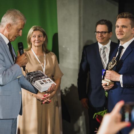 Prof. A. Lekston wręcza książkę o zabrzańskiej kardiologii prof. P. Buszmanowi 