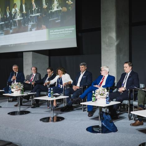 Uczestnicy debaty podczas sesji jubileuszowej 