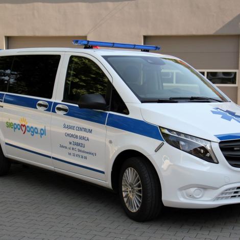 Samochód z logo fundacji oraz adresem adresem SCCS