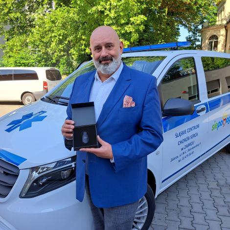 Dyrektor P. Przybyłowski prezentuje kluczyki do nowego auta 