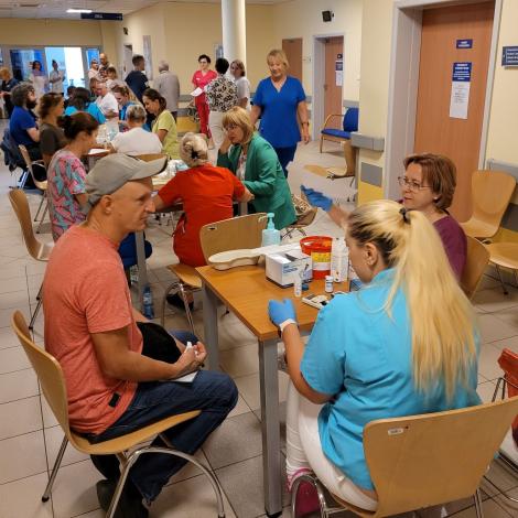 Pacjenci podczas badań w trakcie Białej Niedzieli 