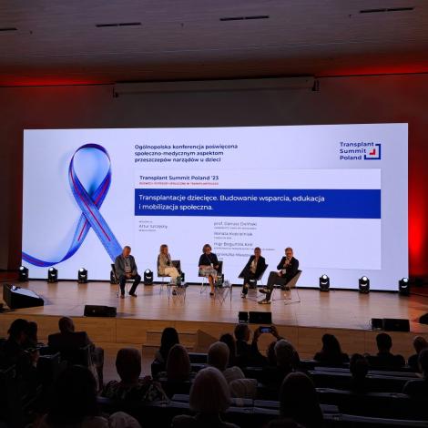 Scena podczas debaty nt. kampanii społecznych