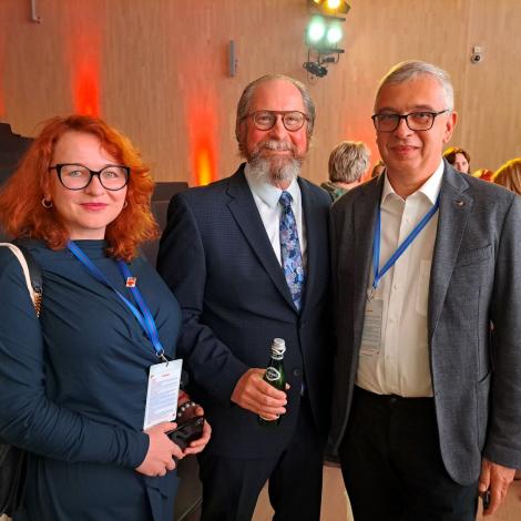 Stoją od lewej: mec. A. Sieradzka, prof. R. Montgomery, dr Sz. Pawlak