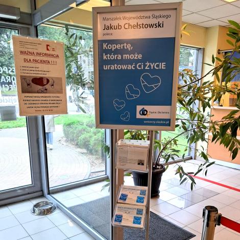 Stojak z Kopertami Życia przy wejściu do Poradni Kardiologicznej SCCS