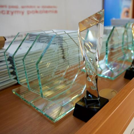 Szklane statuetki wręczane laureatom konkursu.