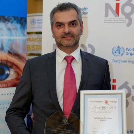 Doc. J. Kowalczyk ze statuetką i dyplomem