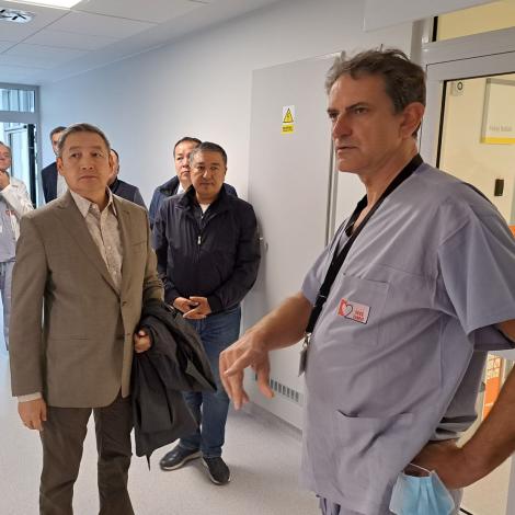 Doc. Oskar Kowalski oprowadza zagraniczną delegację 