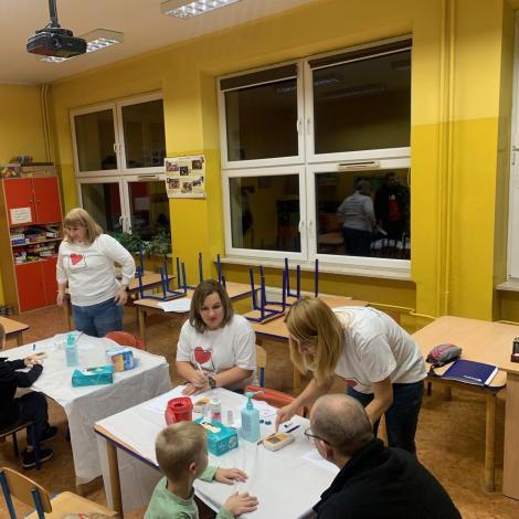 pielęgniarki pobierające krew z palca u dzieci