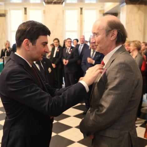 Wojewoda wręcza odznaczenie prof. P. Knapikowi