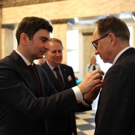 Wojewoda wręcza odznaczenie prof. K. Strojkowi 