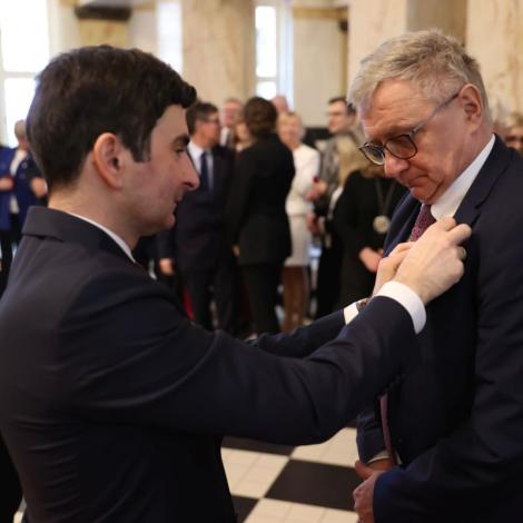 Wojewoda wręcza odznaczenie prof. M. Gąsiorowi