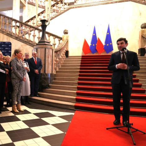Przemówienie wojewody śląskiego. Po lewej nagrodzeni pracownicy SUM