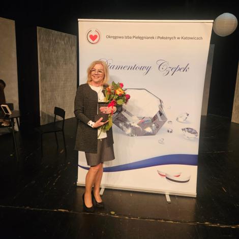 P. Magdalena Lukaszczyk z kwiatami i wyróżnieniem