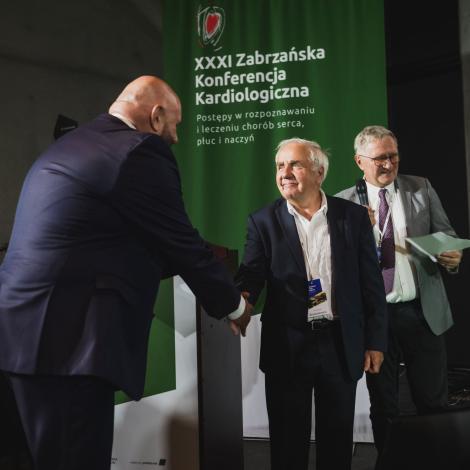 Prof. L. Poloński odbiera gratulacje