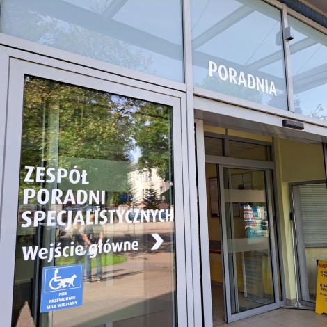 Urządzenie przy wejściu do zespołu poradni specjalistycznych.