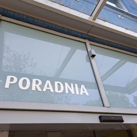 Szare urządzenie nad drzwiami.