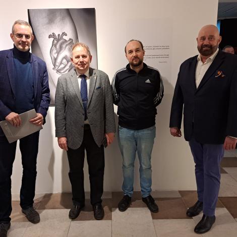 Autorzy wystawy w towarzystwie rektora SUM oraz dyrektora SCCS