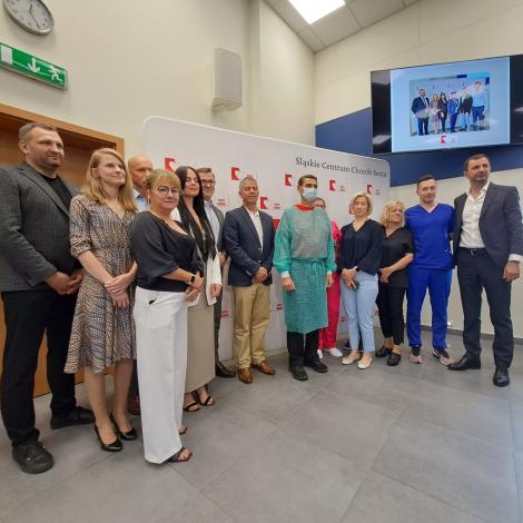 Zdjęcie grupowie zespołów z Katowic i Zabrza z pacjentem 