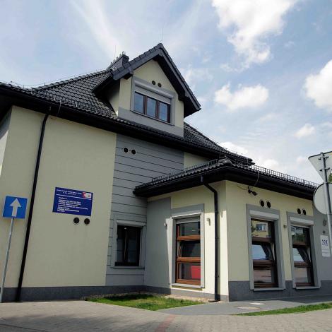 Budynek D, jednopiętrowy z poddaszem, o żółto-popielatej elewacji z wejsciem do Poradni kardiologicznej i transplantacyjnej dzieci znajdujący sie przy ulicy Szpitalnej 17
