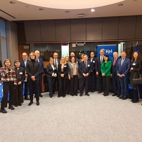 Zdjęcie grupowe uczestników konferencji w PE 