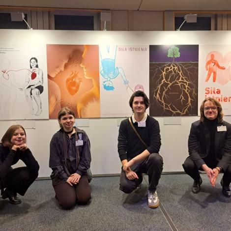 4 laureatów konkursu, nad nimi nagrodzone prace 