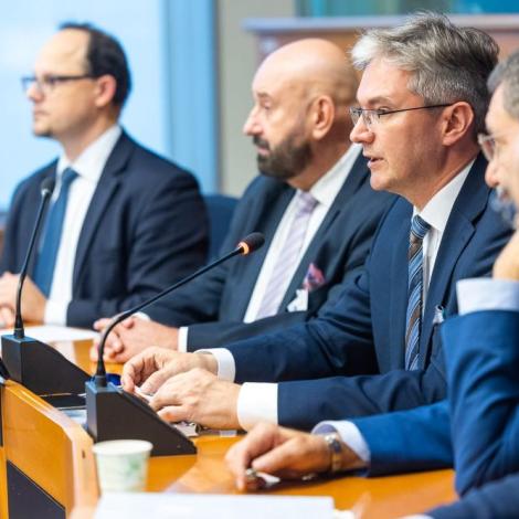 Debata w Parlamencie Europejskim. Na zdjęciu prelegenci. Fot. EPP Group/ Stavros Tzovaras 