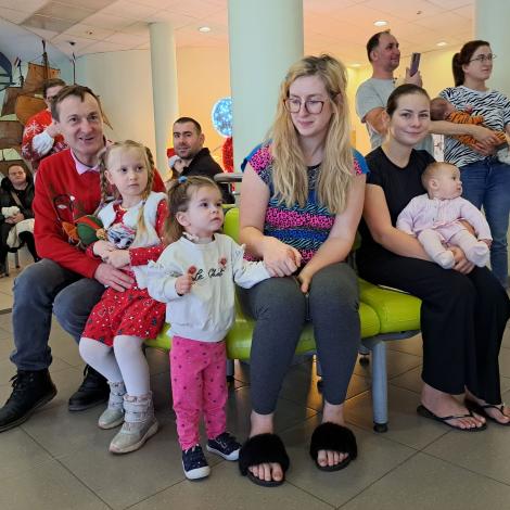 Rodzice i mali pacjenci czekają na Mikołaja. 