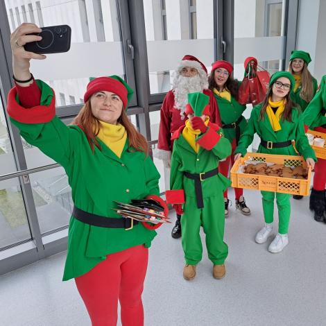 Elfy z ekipy Militarnego Mikołaja pozują do pamiątkowego selfie. 