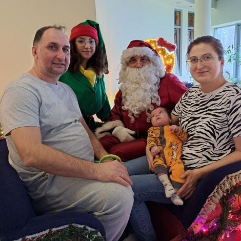 Rodzice z małym pacjentem w saniach Mikołaja. 