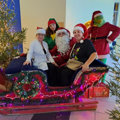 Pomocnicy Mikołaja w saniach. 