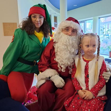 Elf, Mikołaj i dziewczyna z warkoczami. 