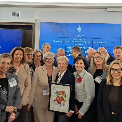 Uczestnicy posiedzenia zespołu. Na środku organizatorki spotkania