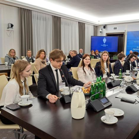 Licealiści prezentują wnioski z debaty 