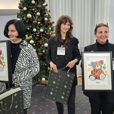 Opiekunki licealistów z pamiątkowymi grafikami