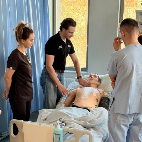 Ratownik sprawdza puls na manekinie