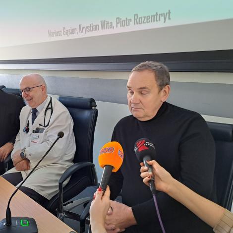 Pan Krzysztof w rozmowie z dziennikarzami 