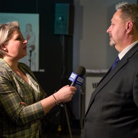 Dyrektor Poltransplantu udziela wywiadu dziennikarce TVP