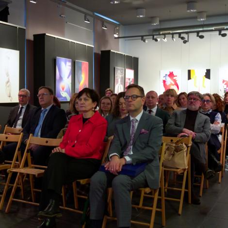 Sala w Muzeum Miejskim, w tle prace studentów