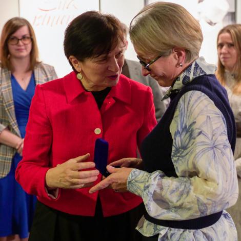 Senator Halina Bieda wręcza pamiątkowy coin