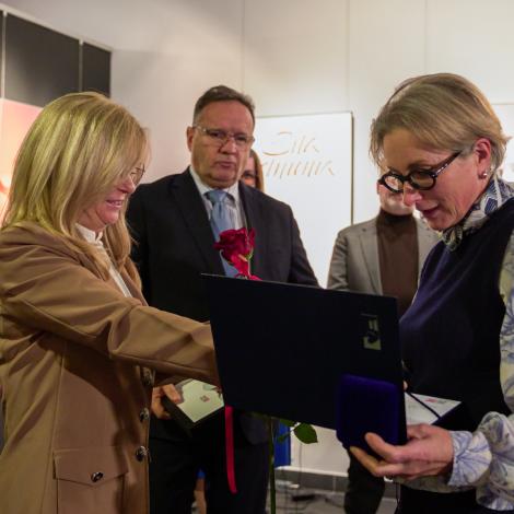 Dyrektor SPSK R. Wachowicz wręcza pamiątkowy dyplom