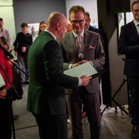 Radny sejmiku A. Koczyk gratuluje dyrektorowie szpitala w Sosnowcu